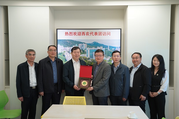 2访问团与william威廉官网著名校友陈志伟讲</p><p>访问团与william威廉官网著名校友陈志伟讲<span class=